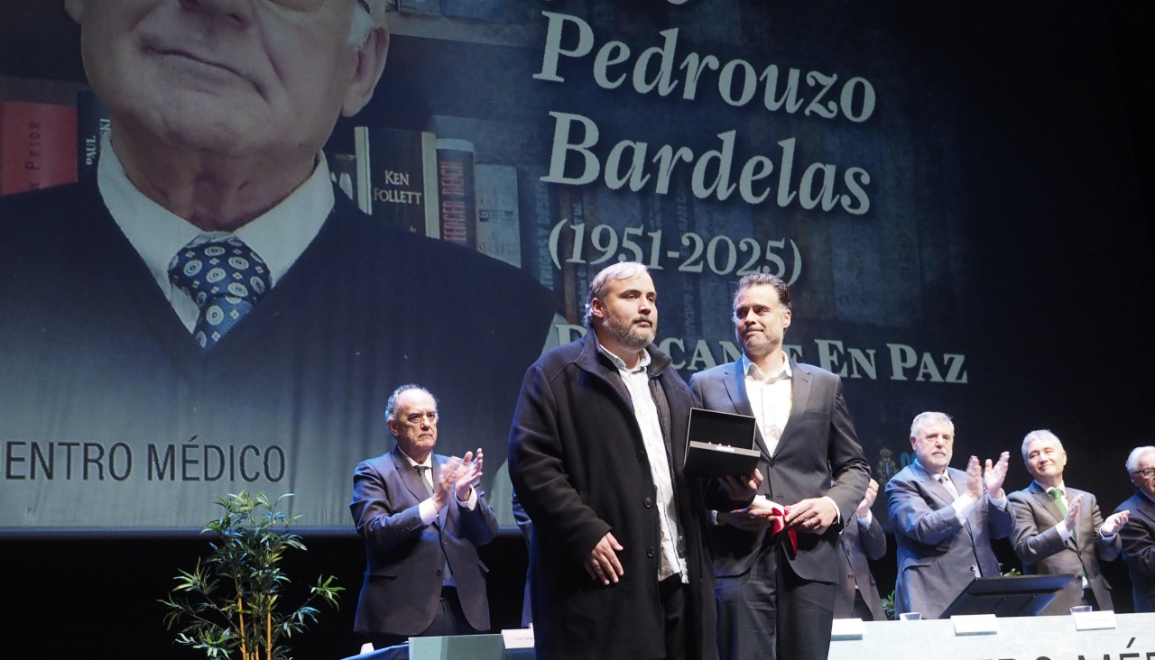 Los hijos de José Pedrouzo recogieron la insignia de su padre a título póstumo