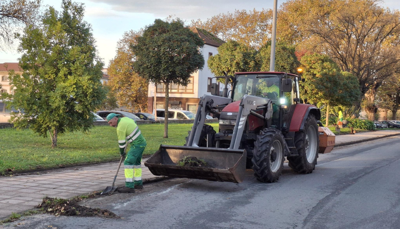 Un operario trabajando en la avenida de Mac-Mahón, en Esteiro