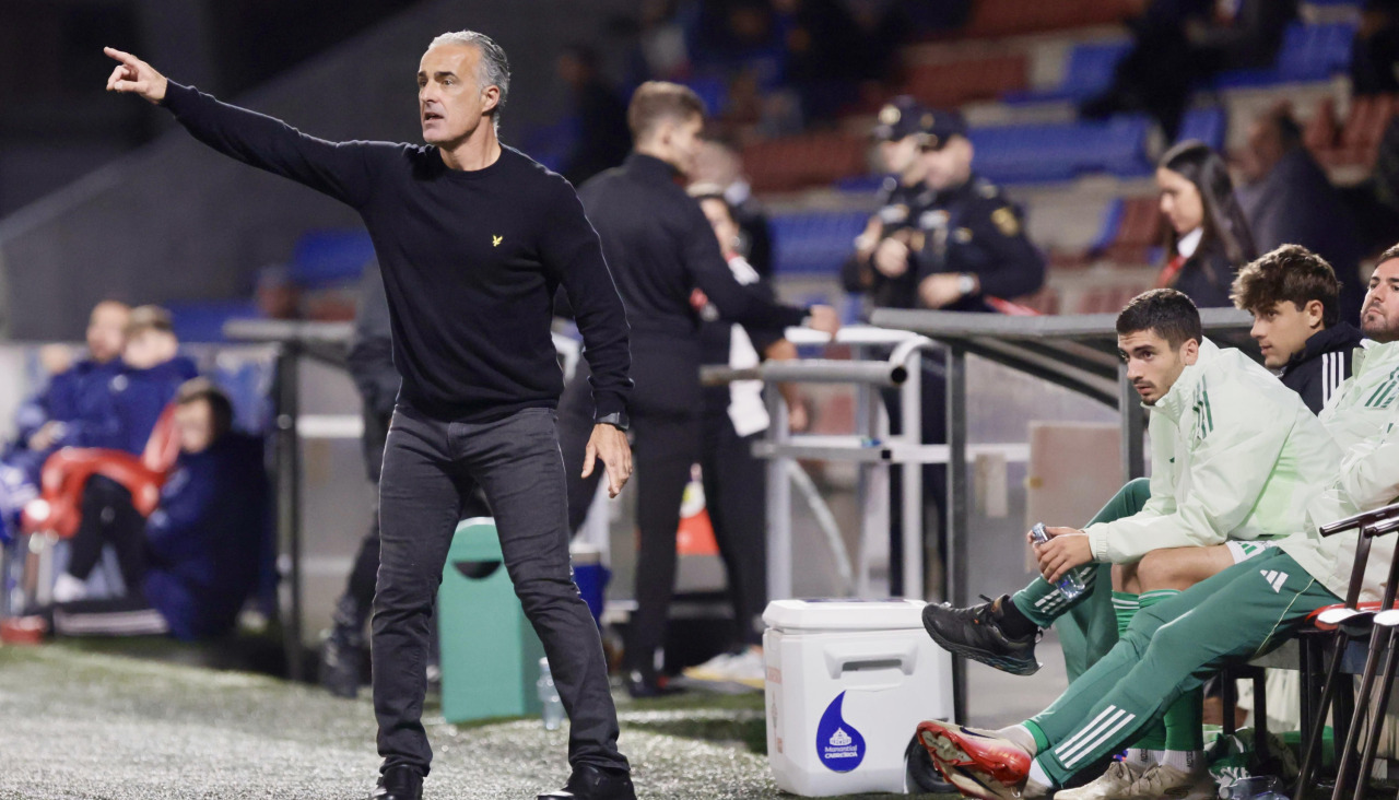 Pablo López, dando instrucciones a sus jugadores durante un partido