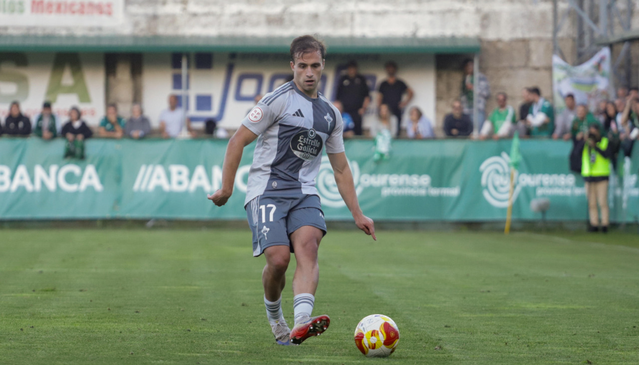Álvaro Ramón, conduciendo la pelota ante el partido ante el Arenteiro
