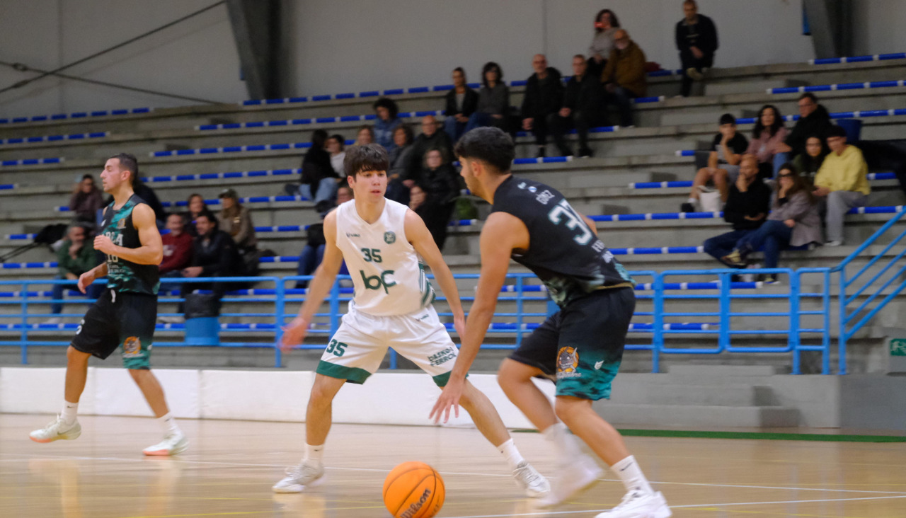 El BBCA y el Basket Ferrol, durante el derbi, fueron la cara y la cruz de la jornada
