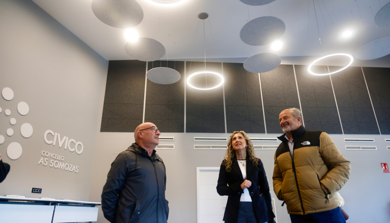 Un momento de la visita de Aneiros al centro cívico de As Somozas