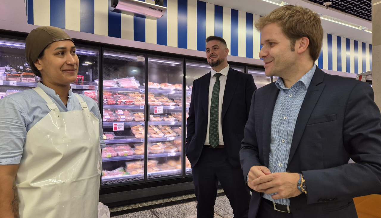 El concejal Javier Díaz, en una visita a una de las participantes de la edición anterior