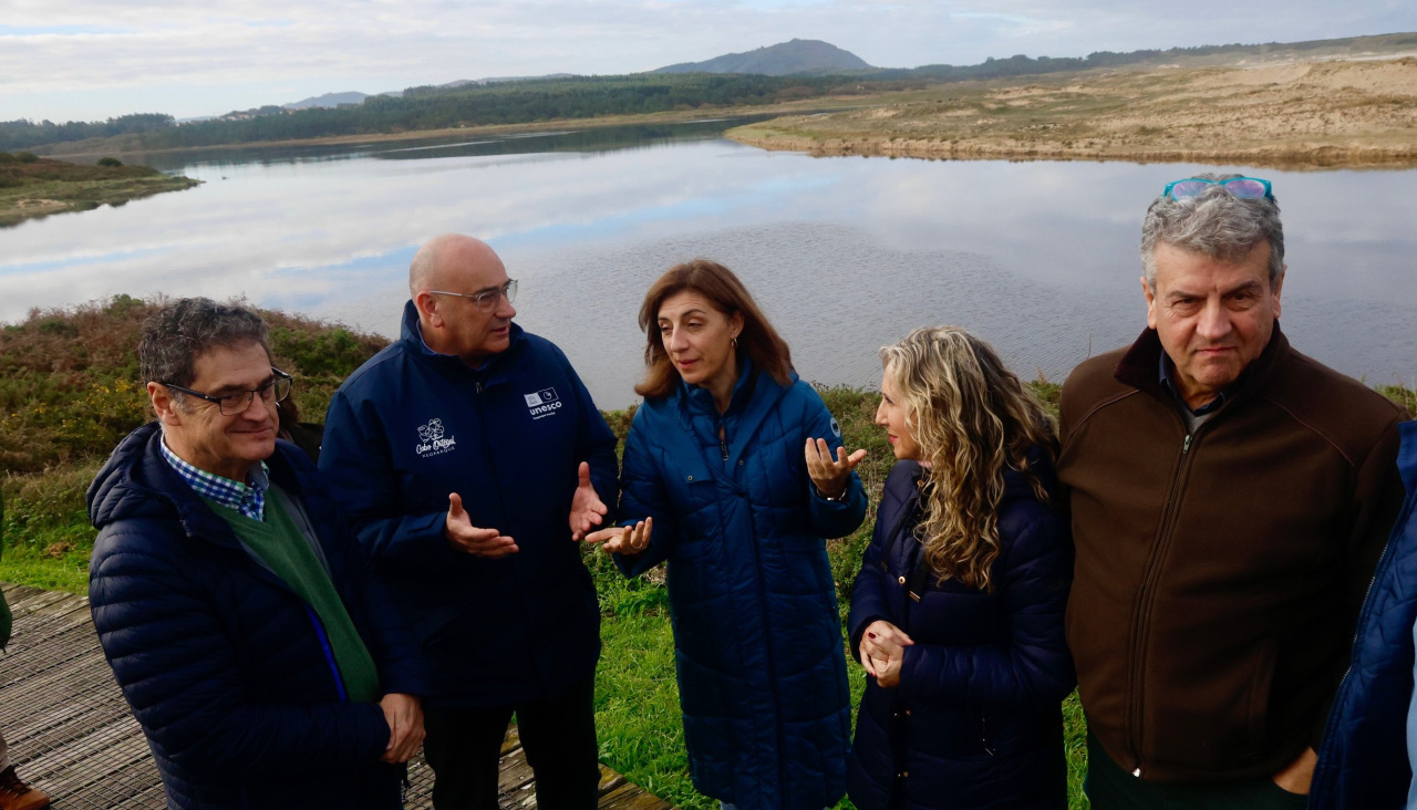 Un momento de la visita de Ángeles Vázquez, este martes, a Valdoviño