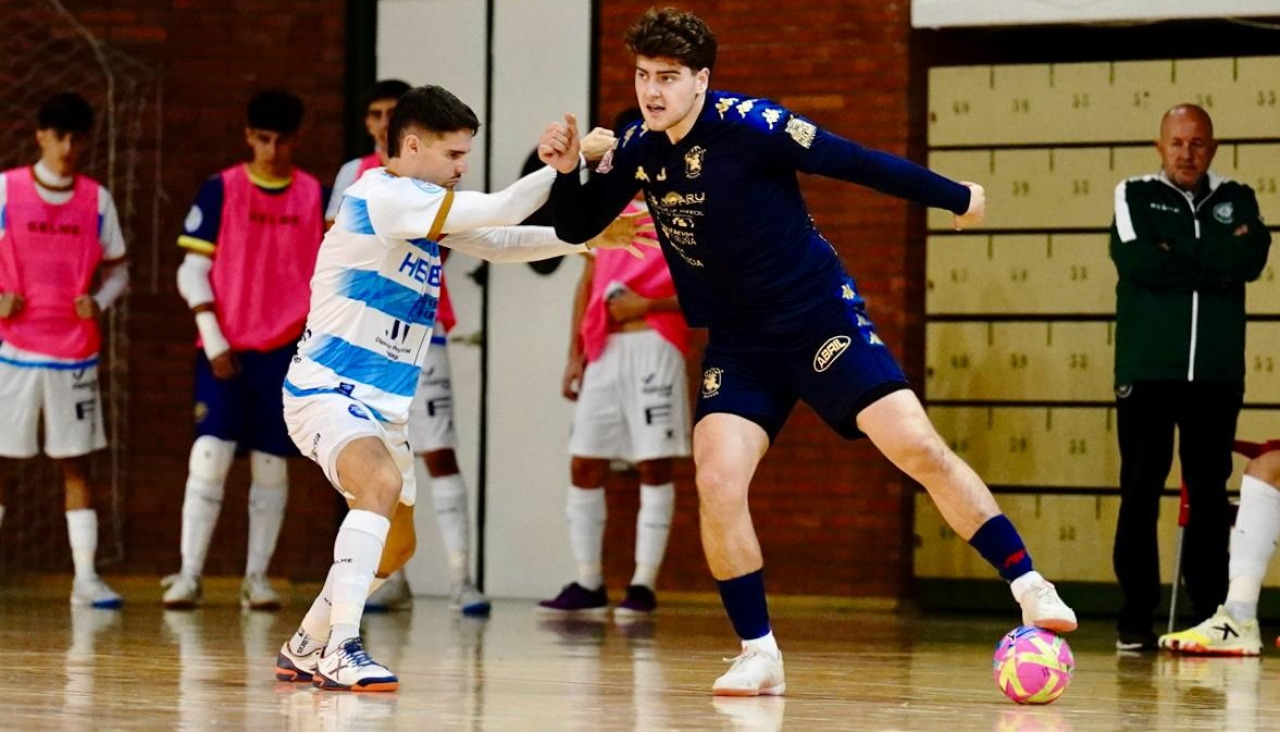 Gonzalo Santa Cruz trata de superar a un rival