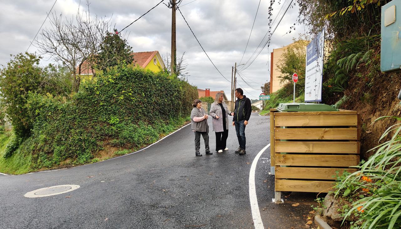 A alcaldesa, no centro, xunto aos edís de Obras e Urbanismo en Buios 