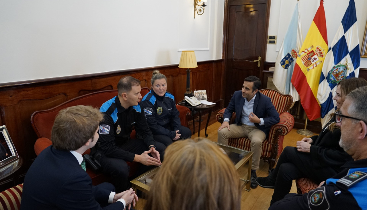 Loa agentes fueron recibidos por el alcalde