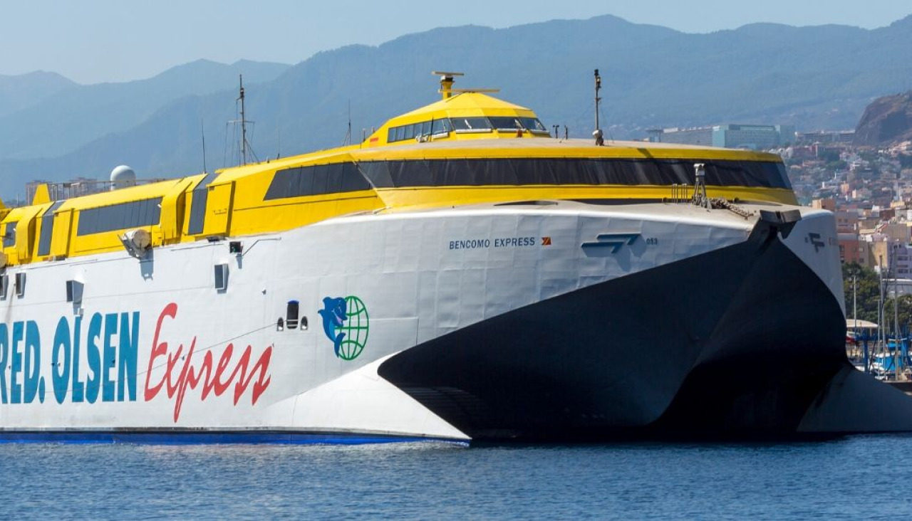 Uno de los ferrys de la compañía, el "Bencomo Express"