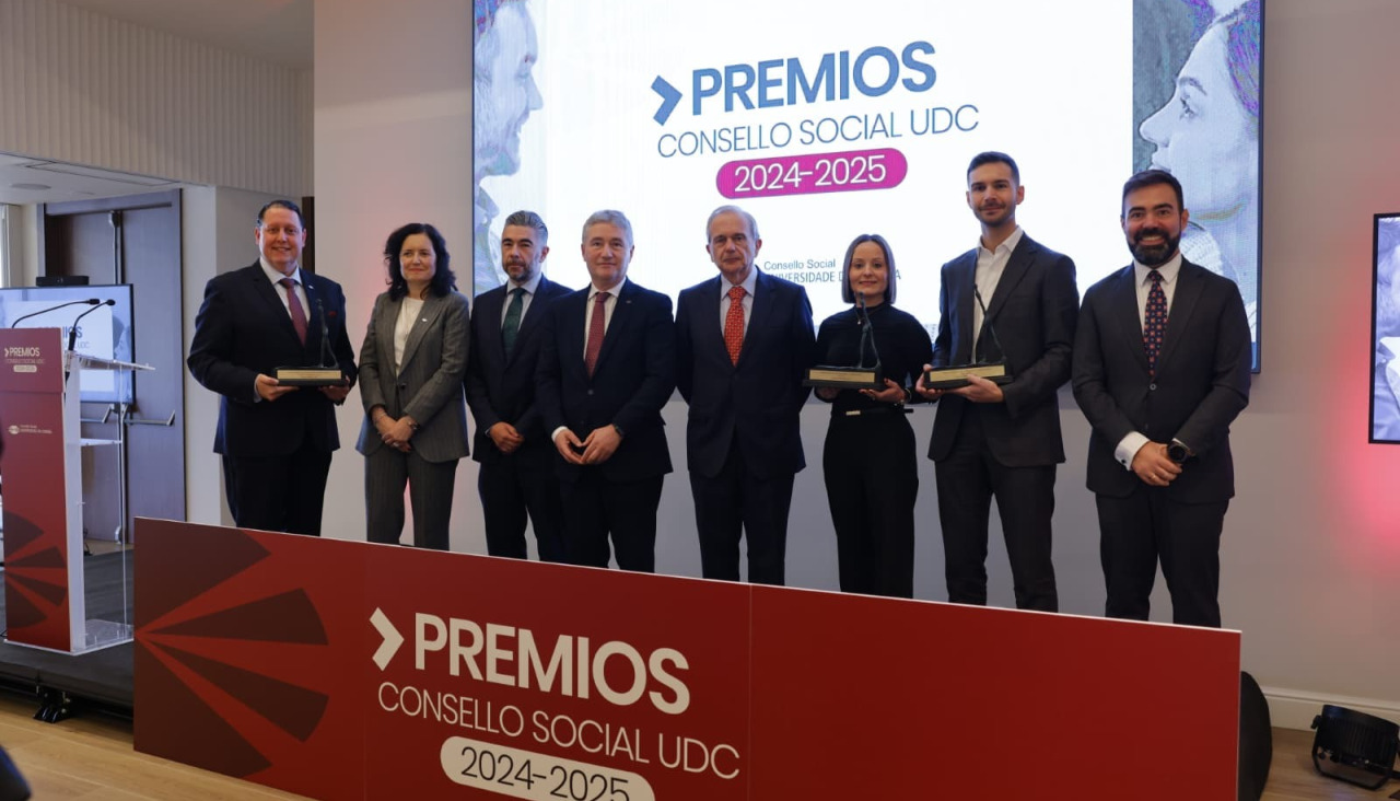 Los premiados, con representantes de la UDC, con el rector, Ricardo Cao, a la cabeza