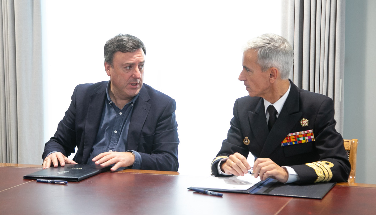 El presidente de la Diputación, González Formoso, y el almirante jefe del Arsenal, Rubio Bolívar, durante la firma