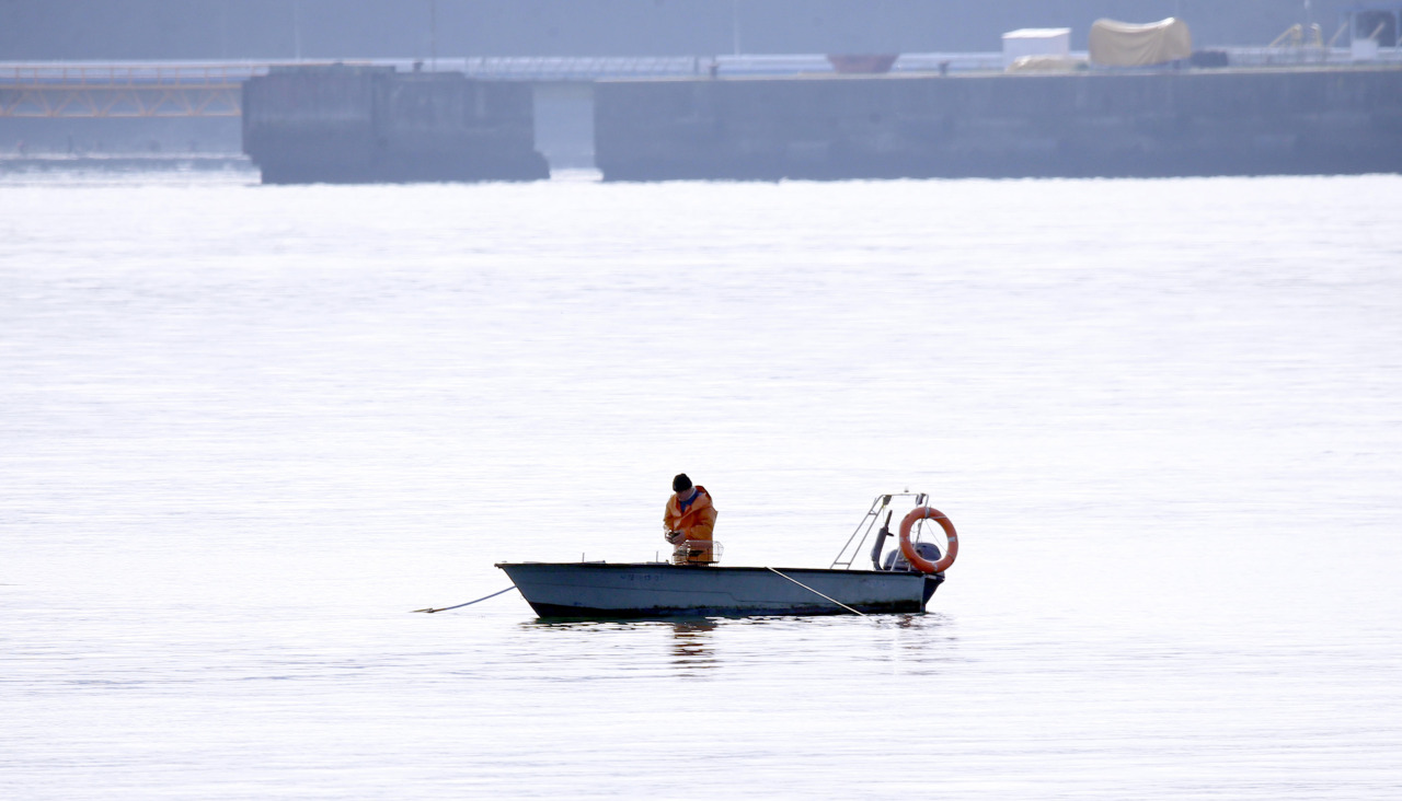 Un mariscador faenando en febrero