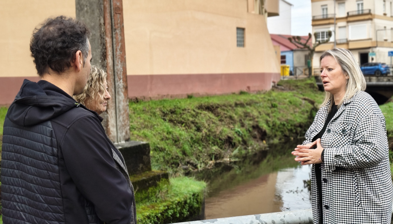 Responsables municipales junto al cauce fluvial