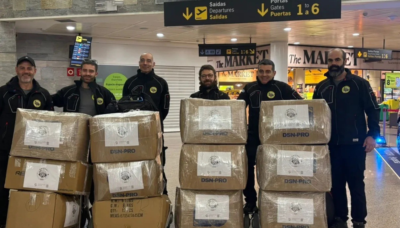 Los voluntarios instantes antes de coger el vuelo con destino a Perú