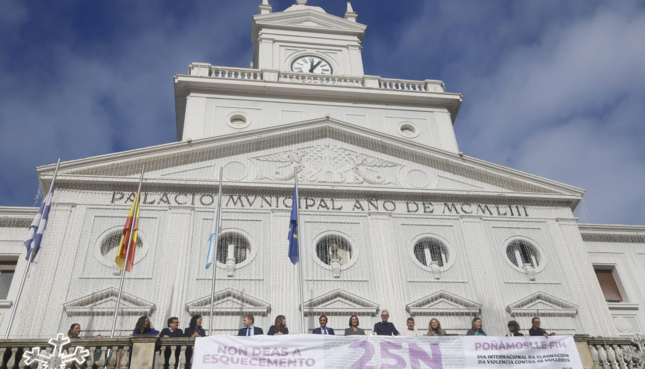 Miembros de la corporación desplegaron una pancarta tras el acto institucional celebrado en el Concello