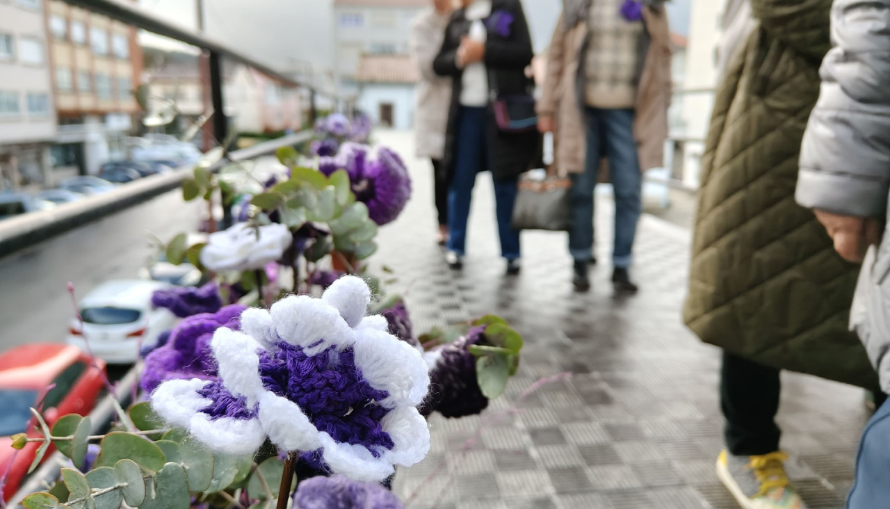 Flores moradas hechas a ganchillo en Fene