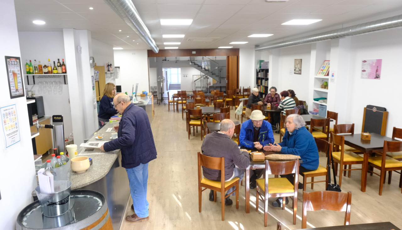 El local, con el mobiliario restaurado por los propios socios