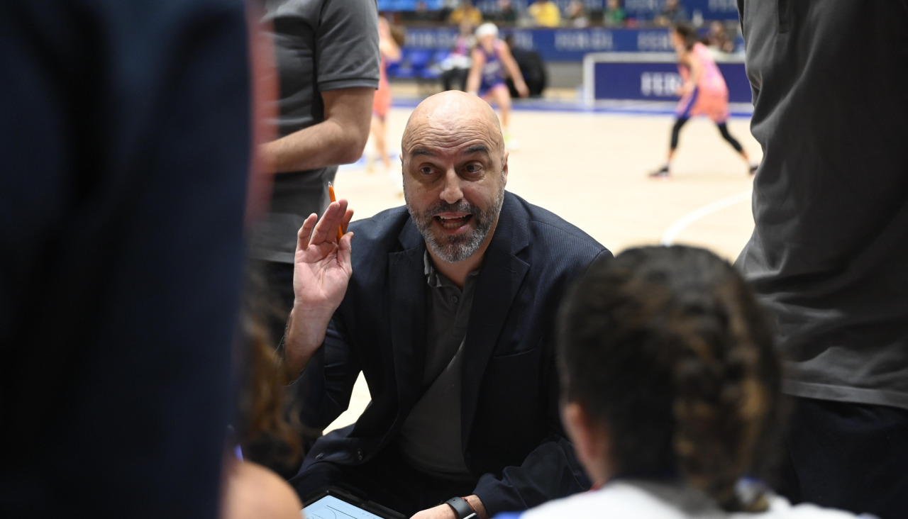 Lino López dando instrucciones a sus jugadoras