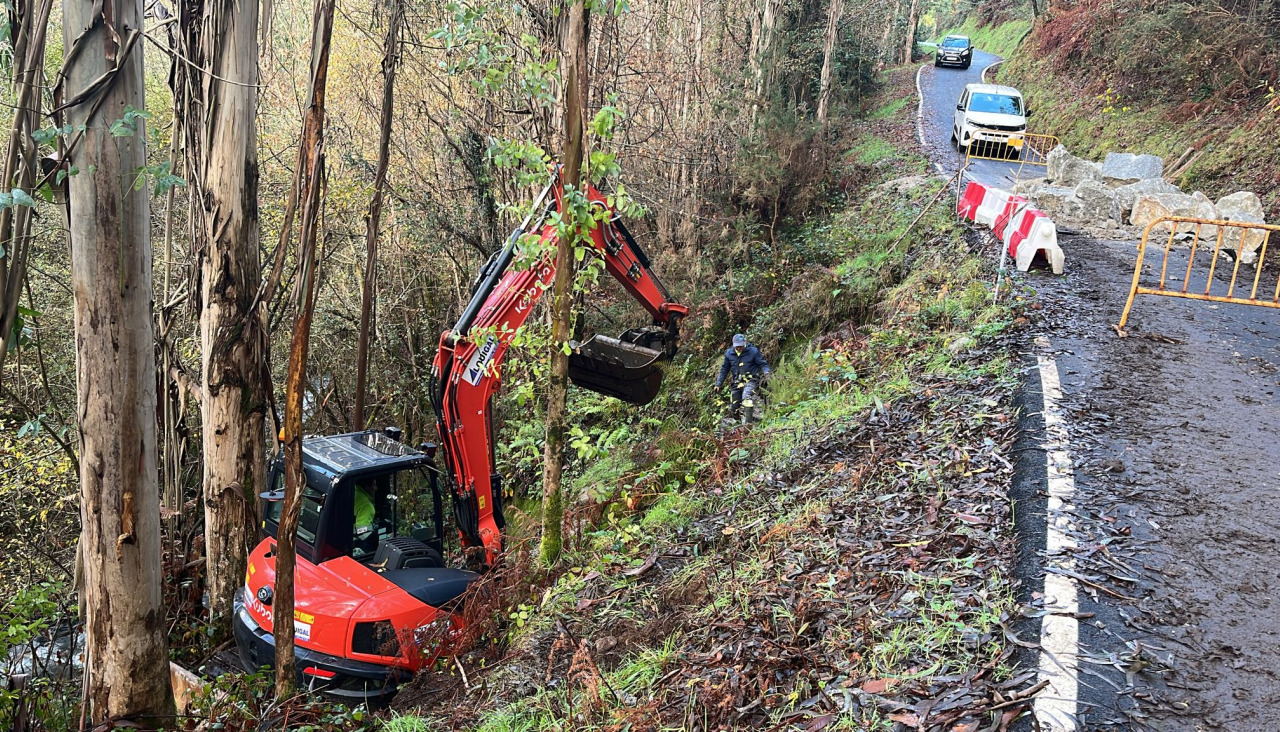 Operarios trabajando en la zona de la pista afectada