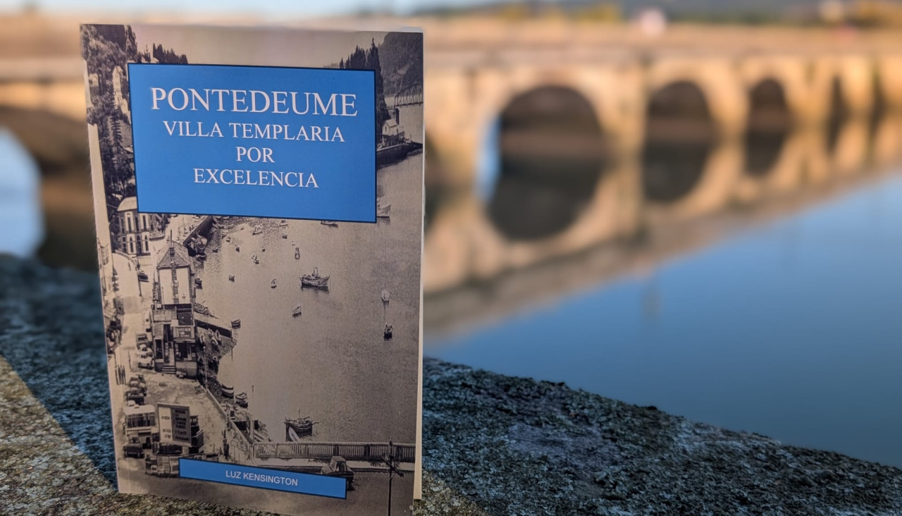 El libro, con el emblemático puente al fondo, es el primero de Luz Kensington, aunque detrás de la firma se esconde alguien con amplia experiencia en la escritura
