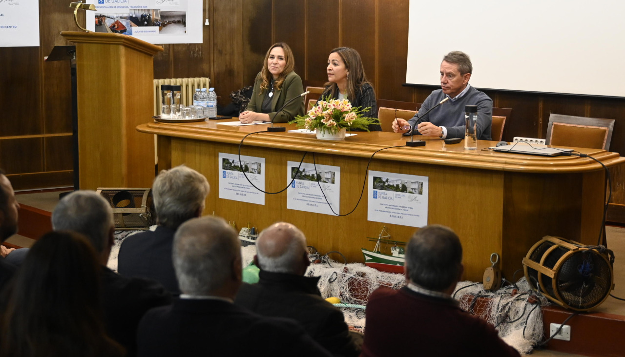 La conselleira visitó la Náutico-Pesquera en su 50º aniversario