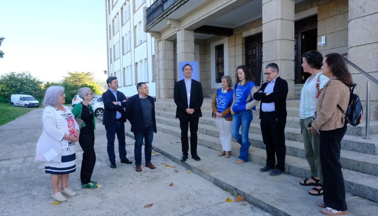 El obispo durante la ruta "Línea 105 Xtantos" en la que se hizo un recorrido por las acciones que acomete la Diócesis gracias al dinero procedente de la Renta