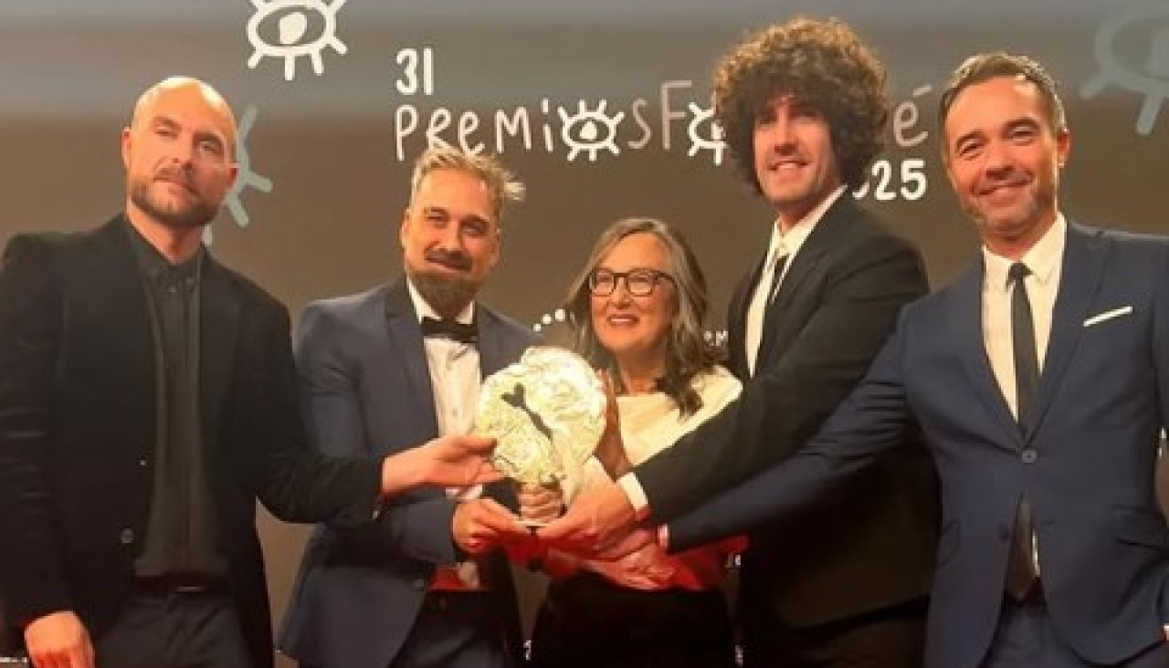 Loureiro junto al resto del equipo de la película con el Forqué