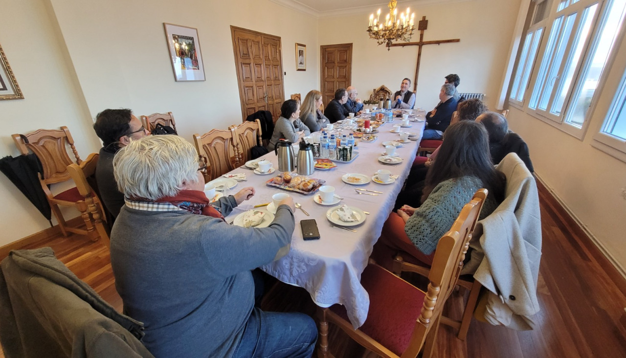 La Domus acogió el encuentro con el obispo