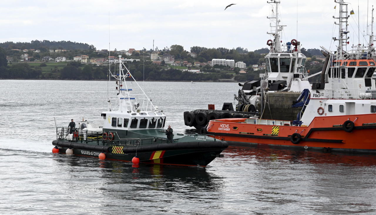 Embarcación de la Guardia Civil en el puerto de Curuxeiras