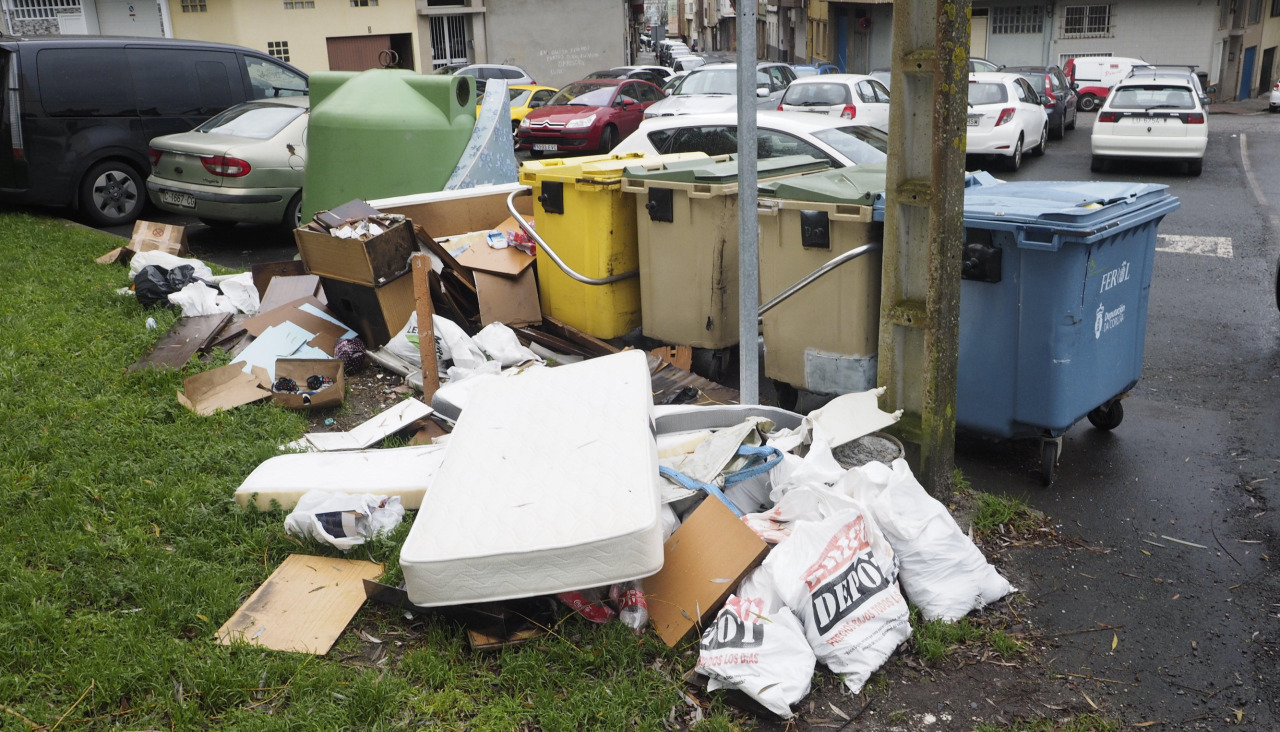 Muchas entidades confían en que el nuevo contrato de limpieza mejore la situación en los barrios