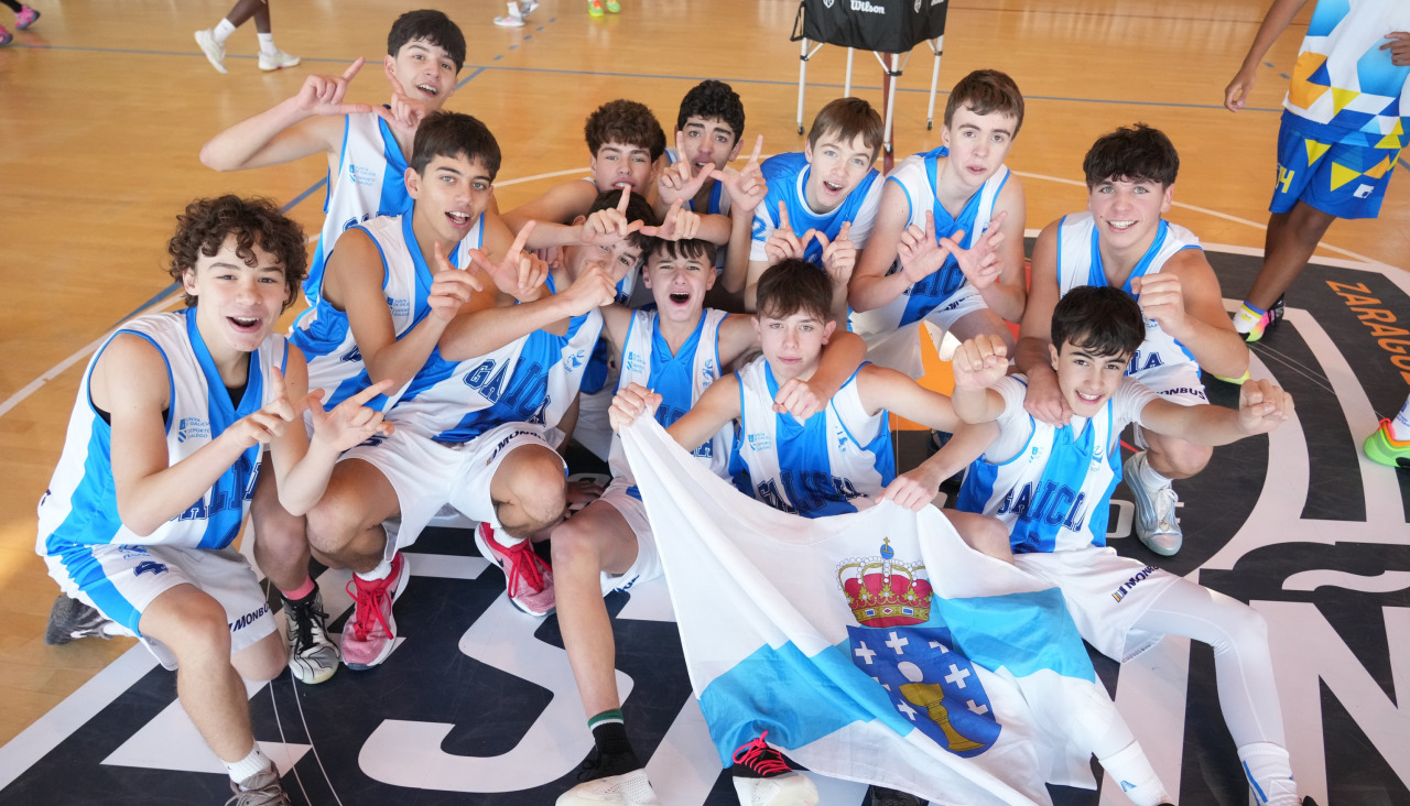 Jorge Niebla, en el centro, celebra el cuarto puesto de Galicia