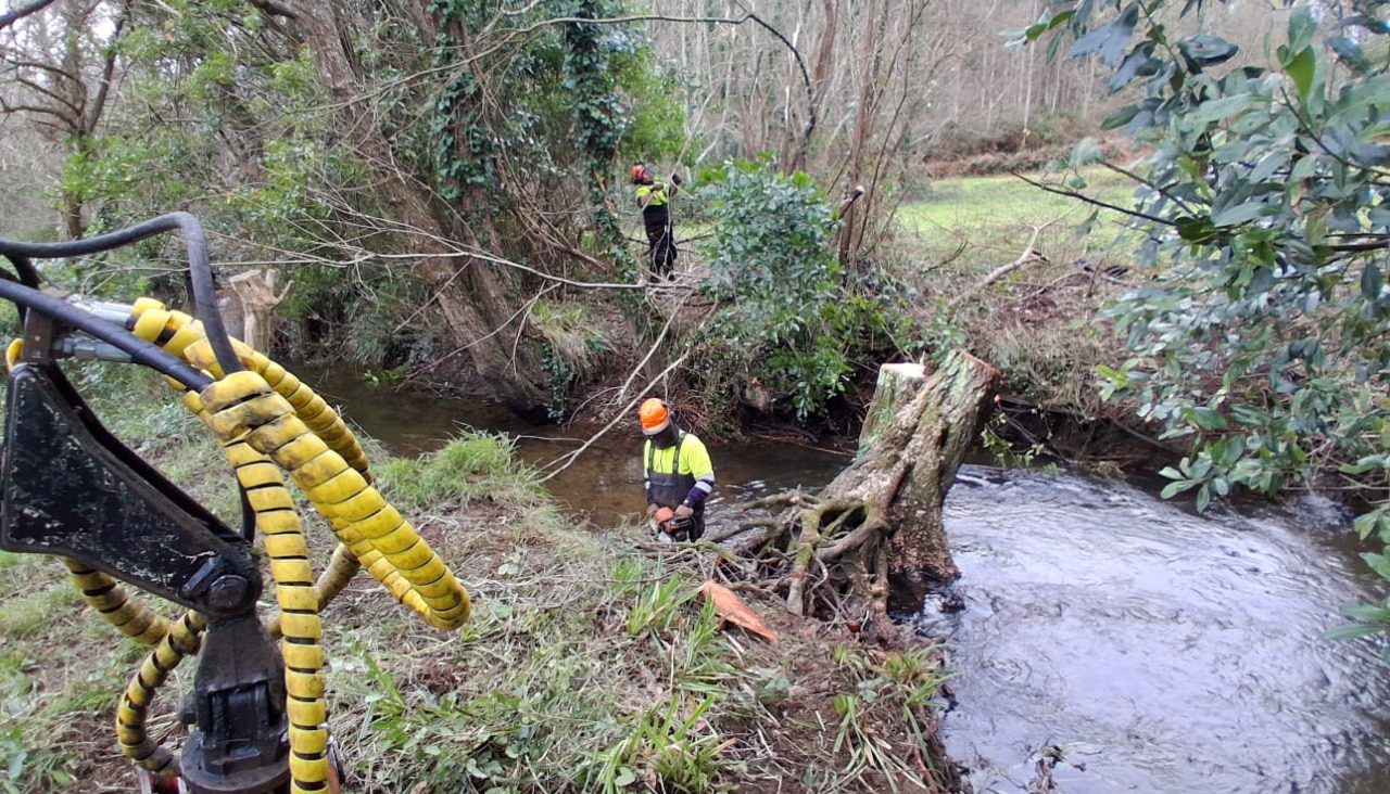 Actuación en un río en la zona de Meirás