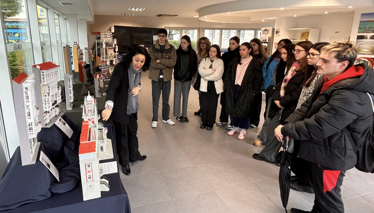 C:\Users\fotografia ferrol\Desktop\Maica García, acompaña aos alumnos do curso de Animación sociocultural e turístico do IES Leixa na visita á exposición de maquetas de Carlos Macías. Oficina turismo Praza de España