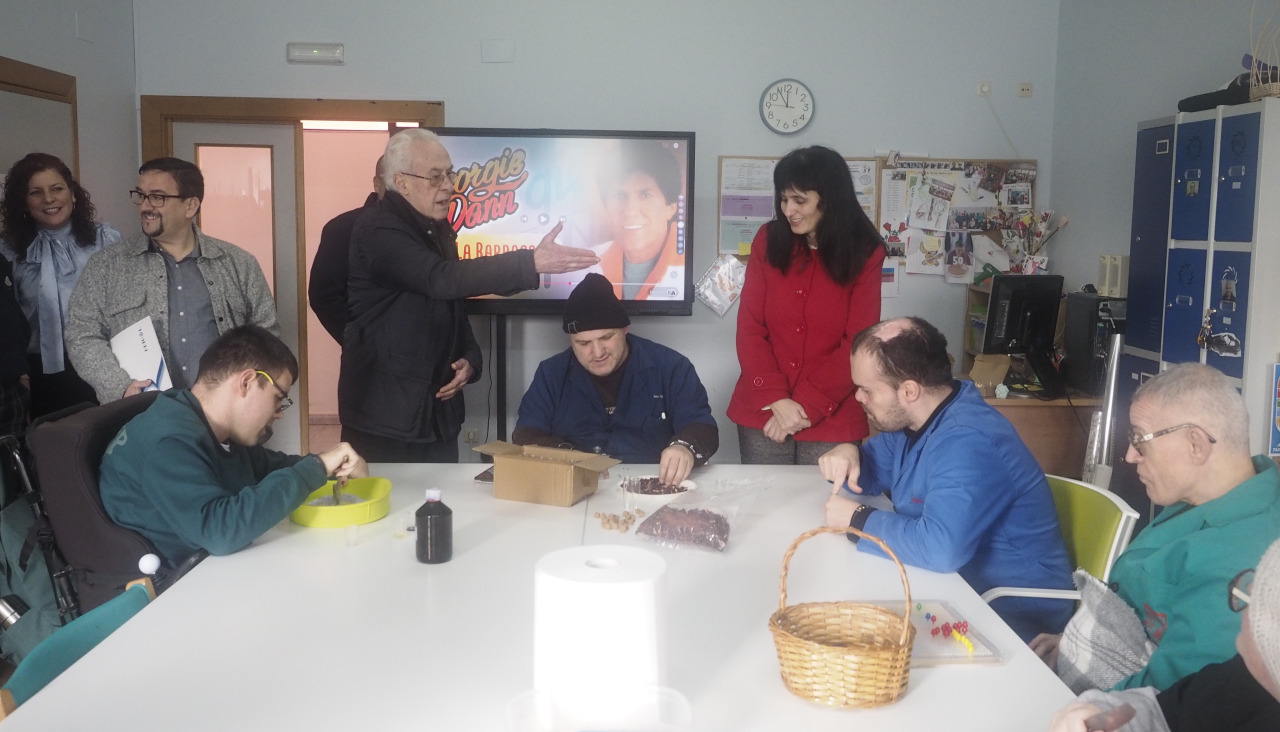 A deputada de Política Social visita a Asociación Nuestra Señora de Chamorro