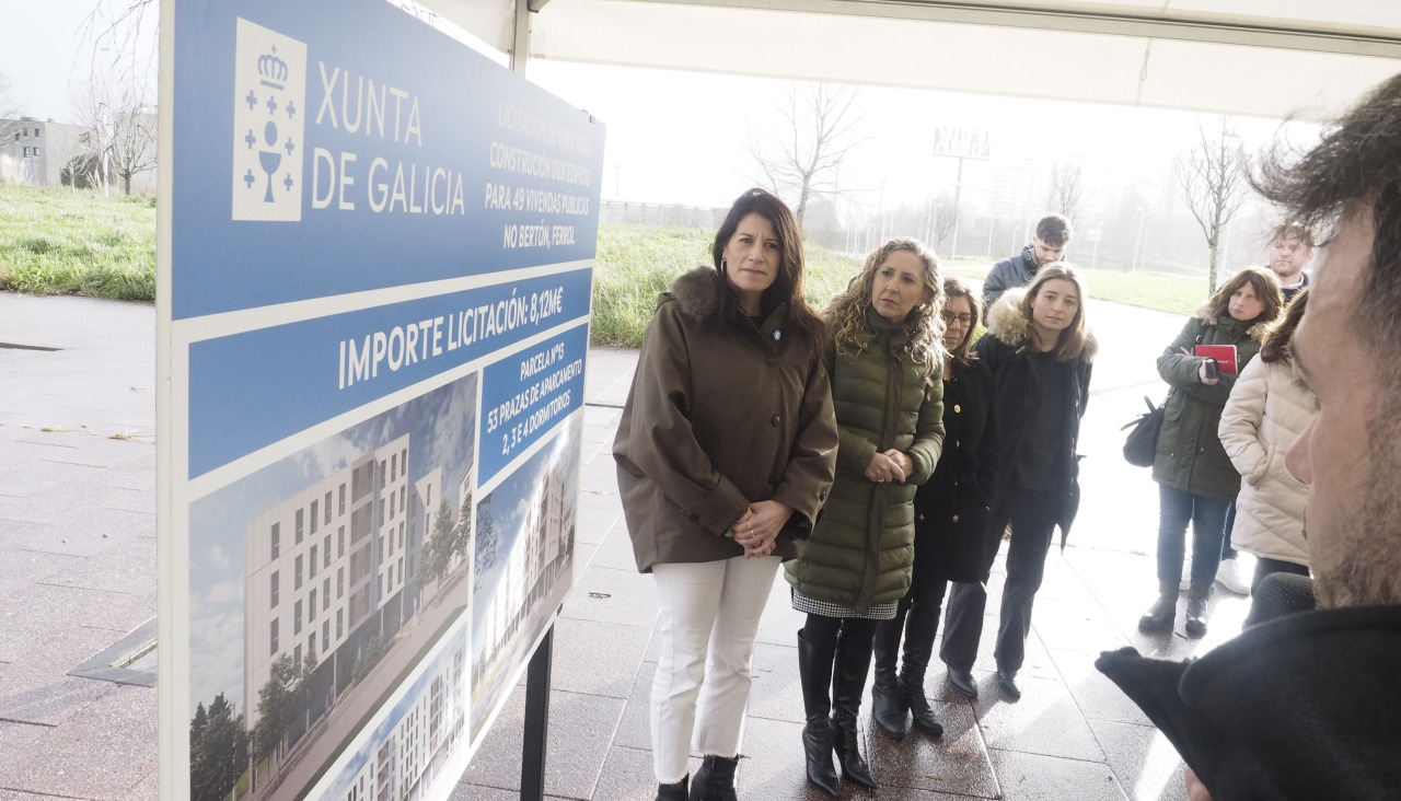 conselleira de Vivenda e Planificación de Infraestruturas María Martínez Allegue  visitan a nova promoción de vivendas do Bertón
