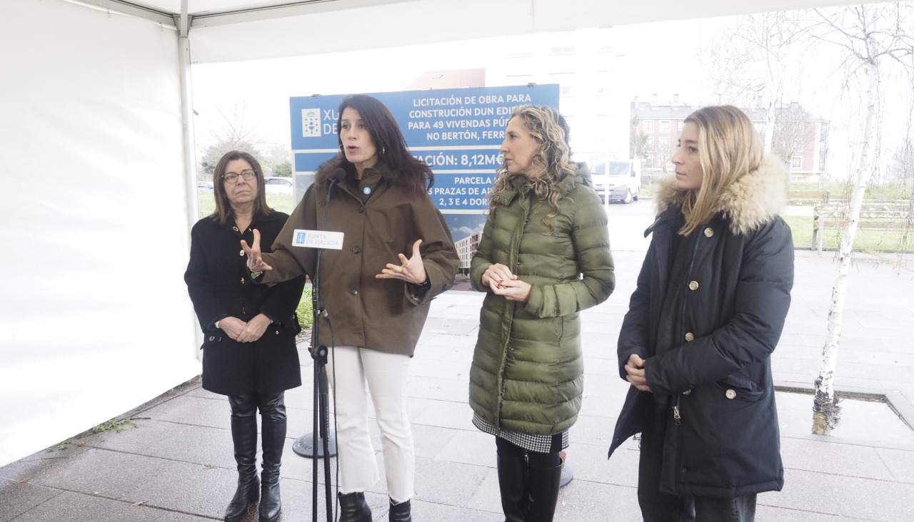 conselleira de Vivenda e Planificación de Infraestruturas María Martínez Allegue  visitan a nova promoción de vivendas do Bertón