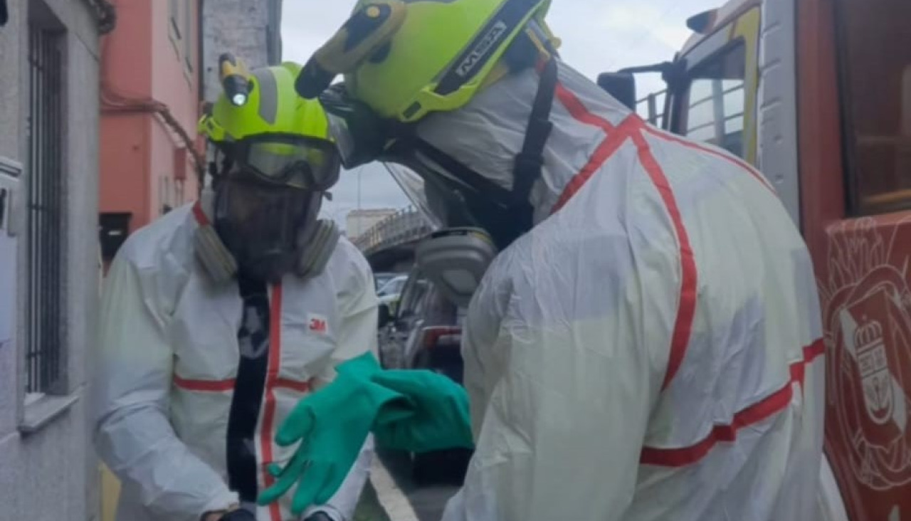 Los bomberos tuvieron que cubrirse con trajes de protección