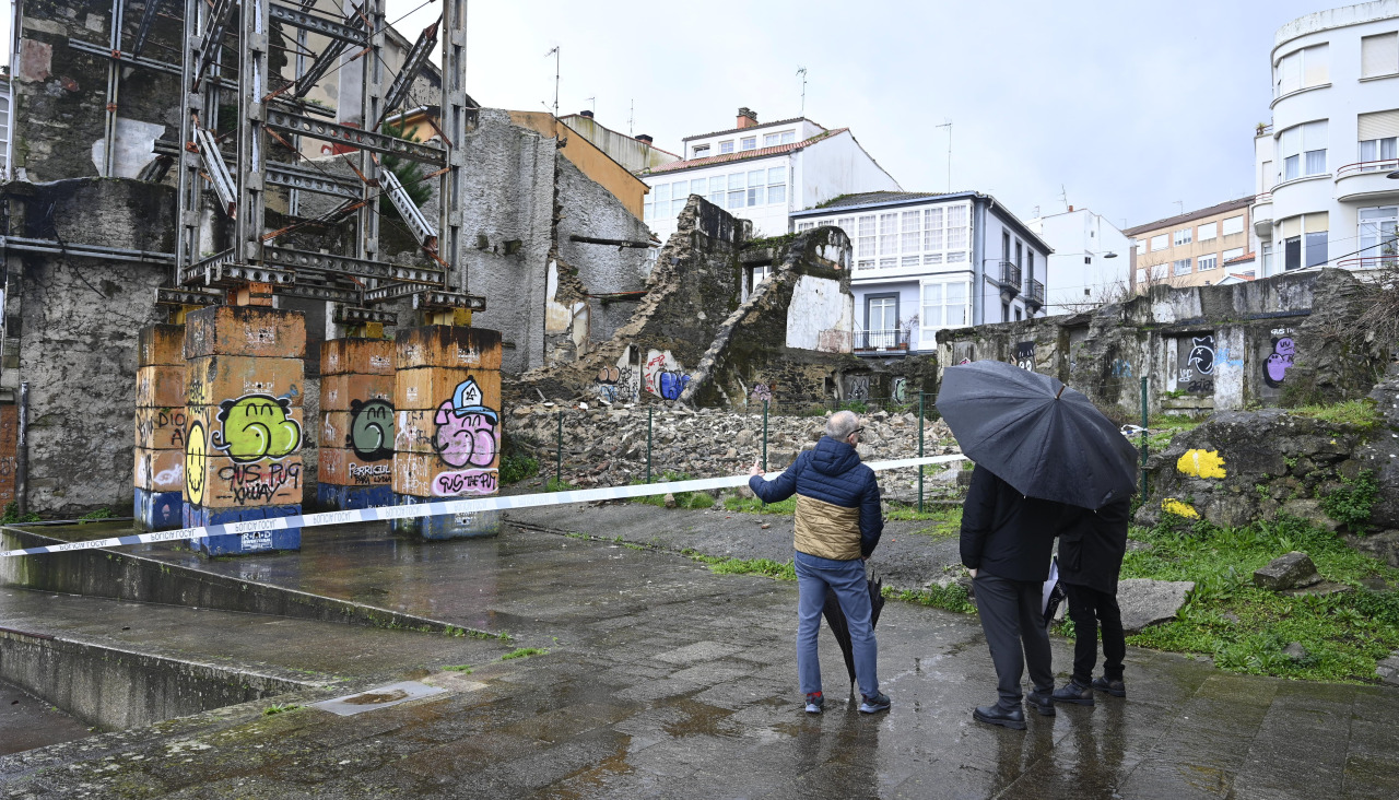 Vecinos de Ferrol Vello frente al inmueble acordonado por la Policía Local