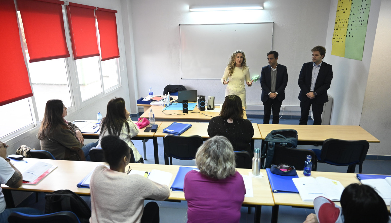 La delegada territorial, el alcalde y el edil de Participación durante la visita al Centro de Emprego
