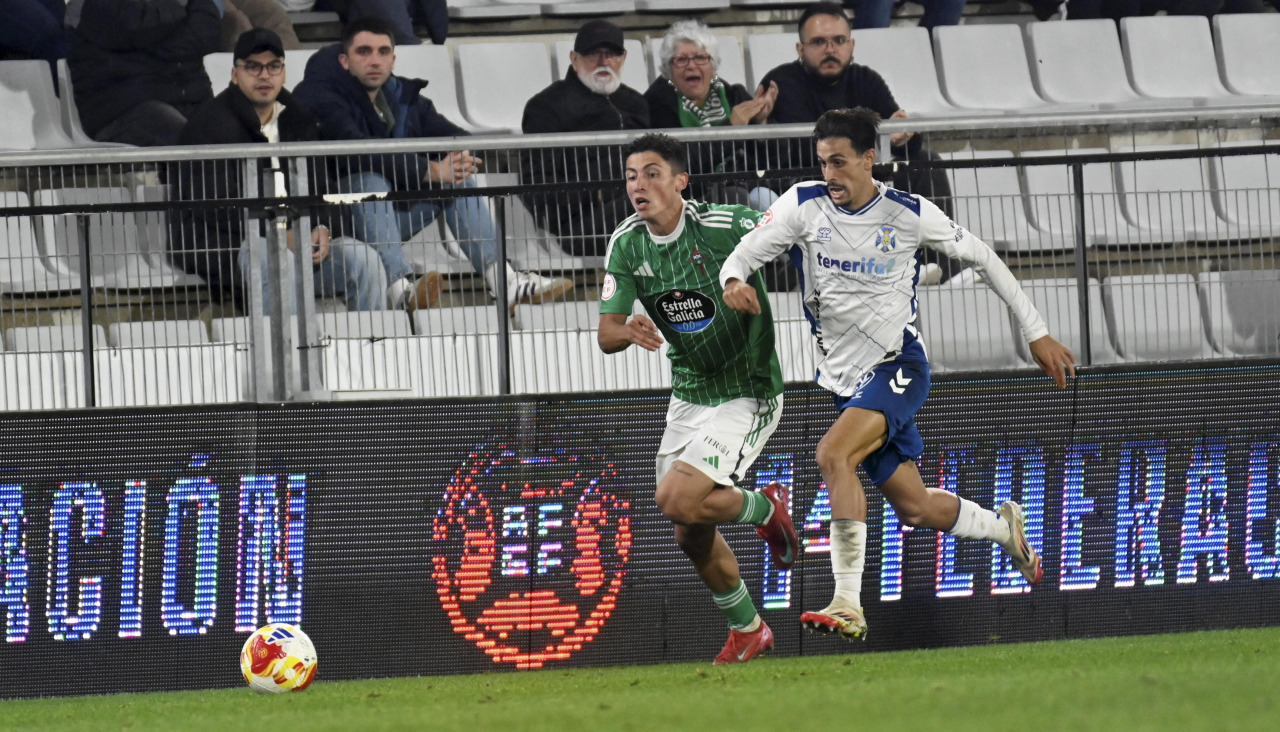 Jairo Noriega lucha con David Rodríguez por llevarse la pelota durante el encuentro que Racing y Tenerife disputaron en A Malata