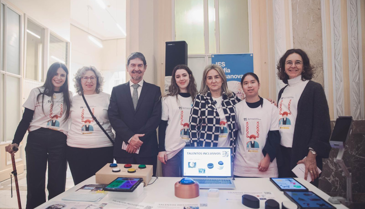 La ministra de Educación y el secretario de Estado de Educación visitando el stand del centro ferrolano