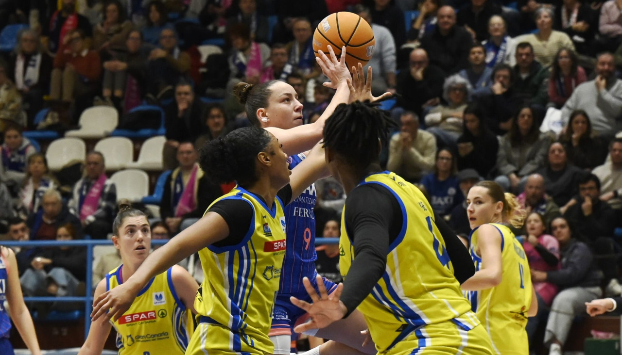 Karolina Sotolova acabó con 11 puntos en la primera mitad