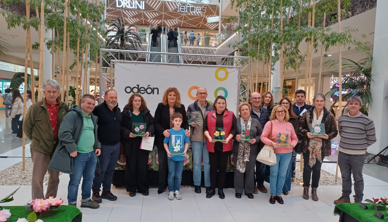 Foto de familia en las instalaciones del centro comercial naronés