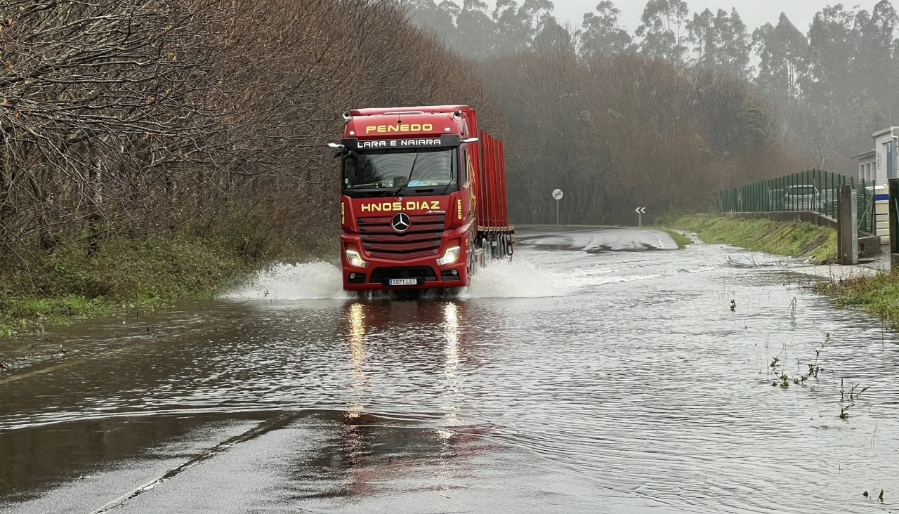 Carretera inundada en San Sadurniño