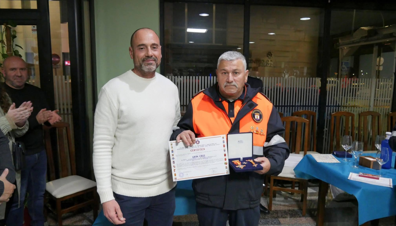 El concejal Daniel Villaronga junto a un miembro de Protección Civil