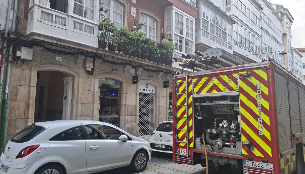 Efectivos de los Bomberos de Ferrol sofocando el incendio