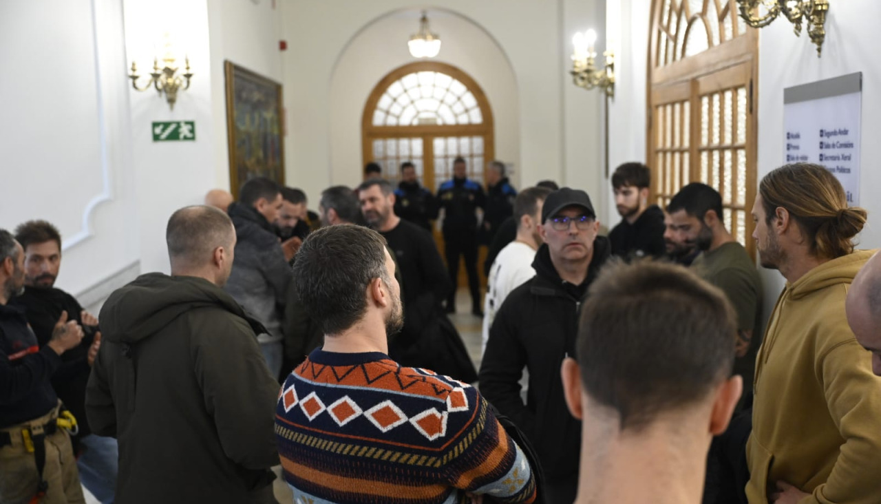 Los Bomberos esperando en el interior del consistorio