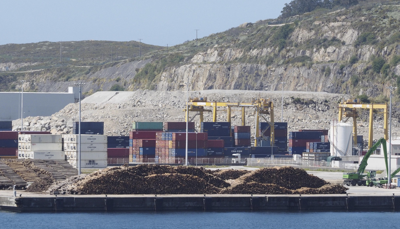 Contenedores en Caneliñas