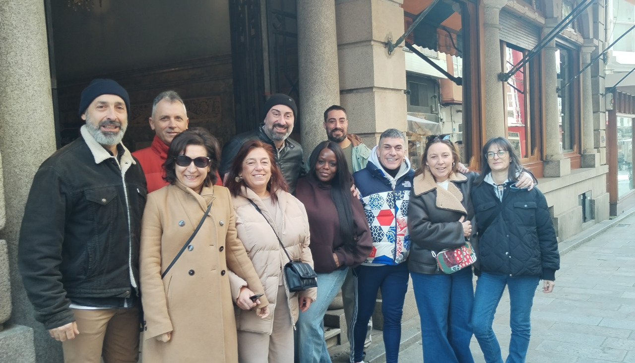 Xisco Feijoó y Juan Eiras, en la calle Real, con parte del público que vino desde varios puntos Galicia y Portugal