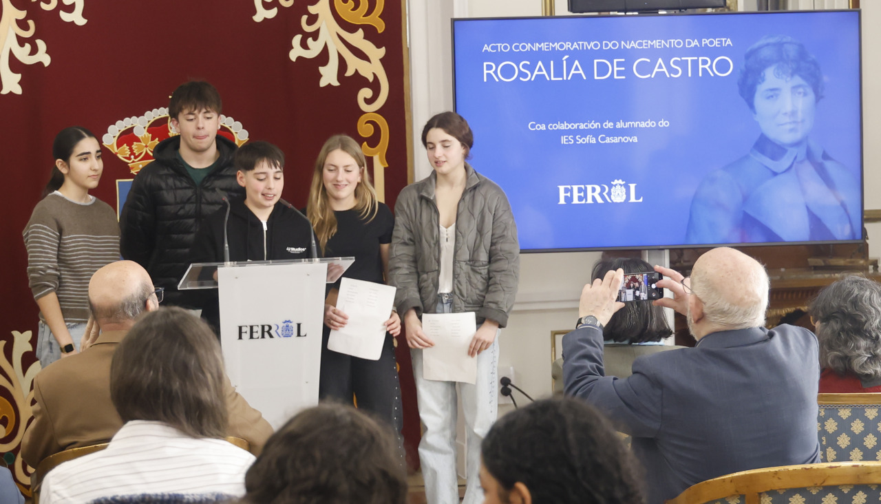 salón recepcións Concello Ferrol acto homenaxe Día Rosalía de Castro