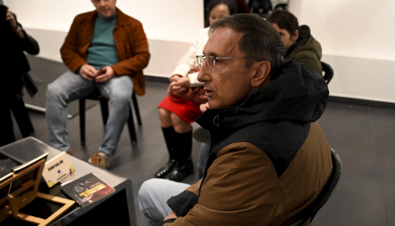 Juan Galán presentando una de sus obras literarias en la antigua sede de Sarao, en la calle Real
